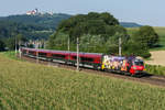 1116 153  ÖAMTC  mit railjet 742, unterwegs auf der alten Westbahnstrecke am südlichen Donauufer zwischen Pöchlarn und Ybbs/Donau bei Krummnussbaum, ein nicht alltägliches Bild.