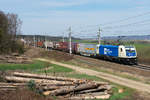 187 322 der Wiener Lokalbahnen Cargo war am 10.04.2021 zwischen Pottenbrunn und Böheimkirchen auf der alten Westbahn in Richtung Wien unterwegs.