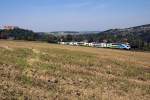 Westbahn, unterwegs Richtung Westen, am frhen Nachmittag bei Hofstatt mit Blick auf Burg Neulengbach.