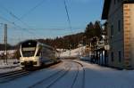 Eine Westbahn Garnitur passiert am 10.02.13 den Bahnhof Hallwang-Elixhausen kurz vor Salzburg.