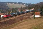 185 228 ist mit einem Gefco Autoganzzug (Peugeot) bei Eichgraben-Altlengbach in Richtung Westen unterwgs.