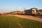 ES 64 U2-066 der Wiener Lokalbahnen Cargo GmbH, unterwegs mit Containern in Richtung Westen.