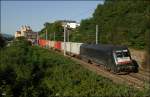 ES64U2-033 fährt am 27.08.15 mit einem Containerzug die Westbahn bei Melk entlang.