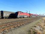 1116 204-9 SpiritofAustria  wirft als  RJ162-RJ562 seinen Schatten auf eine abgestellte Wagengruppe in Redl-Zipf; 151228