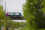 380.002 auf der Stadlauer Eisenbahnbrücke in Fahrtrichtung Stadlau. (22.04.2016)