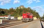 Vor dem Schloss Burgstall-St.Martin das ober dem Bahnhof von Wies-Eibiswald tront fährt am 20.9.2013 die 1500.1 in den Bahnhof ein.