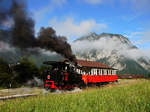 Lok 2 der Achenseebahn in Bahnhof Eben mit dem erste Zug von Jenbach nach Seespitz.