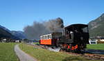 Lok 4 der Achenseebahn ( Hannah ) bringt eine Ein-Wagen-Leistung von Maurach Seespitz hinunter nach Jenbach.