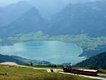 Dampflok Z12 mit ihrer Wagengarnitur kurz vor dem Endbahnhof Schafberg-spitze, darunter liegend ist der Ort, samt Kirche, St.Wolfgang noch erkennbar; 180728