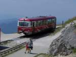 Ein Dieseltriebwagen der Schafbergbahn steht im Bergbahnhof.