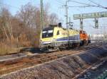 ES62U2-005 mit einer Locon-Diesellok im Schlepp kurz hinter dem Hbf Magdeburg in Richtung Helmstedt am 30.12.2008.