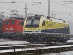 Am 10.02.2010 stehen bei dichten Schneetreiben in Aachen West der Taurus 1216 931 von CargoServ und 140 850-1
