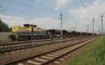 Cargo Serv 1504.01 mit eimen Gleisschotterzug in Hrsching, wo an diesem Sonntag an der Osteinfahrt des Bahnhofes gearbeitet wurde.