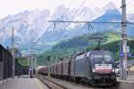 Die kurzfristig angemietete 182 532 mit dem hinteren Teil des 47210 bei der Durchfahrt in Bischofshofen am 2.5.2011.