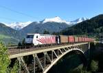 185 666 schiebt den LogServ-Zug am 16.09.2012 ber die Angertalbrcke.