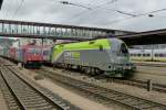 1116 142 (CAT), farblich passend zum Agilis 440 im Hintergrund, schiebt am 3.7.13 den von 1116 031 gezogenen EC 112 aus Ulm Hbf wrend am Nebengleis SBB Cargo 482 048 einfhrt.