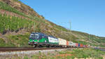 ELL 193 727  EUROPEAN GATEWAY SERVICES , vermietet an RTB Cargo, mit Containerzug auf der linken Rheinstrecke in Richtung Bingen (Boppard, 18.09.2020).