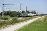 Die ELL 193 201 und eine Schwestermaschine mit einem Taschenwagenzug auf der Strecke Salzburg in Richtung München kurz nach Übersee am Chiemsee.