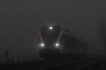 Durch den dichten Nebel bewegt sich ein Zug der Linie S6 in Richtung Graz.