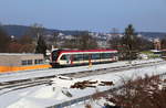 Vorbei am Bundesschulzentrum fährt ein GTW 2/8 in den Bahnhof Deutschlandsberg ein .