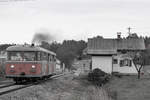 Frei von Stauden und Gestrüpp steht das alte Bahnwärterhäuschen nächst dem Einfahrsignal des Bahnhofes Bergla.