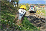 Ostern ists im Land ! 
Vorbildlich mit Schutzbekleidung wartet der Holzkopf auf den Zug ! 
Bergla am 20.04.2019