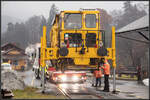 Und  Abflug  zur nächsten Baustelle ,...  Die kleine Stopfmaschine stellt sich selbst auf die Beine um auf den Tieflader zu gelangen der Sie zur nächsten Aufgabe bringt. 
26.11.2021 in Deutschlandsberg.