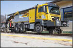 Im Bahnhof St. MArtin im Sulmtal Bergla wartet ein 2Wege LKW auf seine Arbeit in den Nachtstunden. 29.03.2022