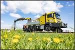 Zu Sondierungsarbeiten ist dieser 2 Wege LKW im Netz der GKB. An diesem strahlenden 21.04.2022 wartet er in der Halte und Ladestelle Bad Schwanberg auf die nächste Schicht . 
