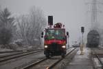 Ein 2 Wege Unimog rollt in den Bahnhof Deutschlandsberg.19.12.2013