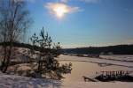 Sonne Schnee und Eis. Die letzten Tage des Jahres 2014 waren von Schnee und strahlendem Sonnenschein gekrönt. Eisige Temperaturen waren das Tüpfelchen auf dem I. Am 31.12.2014 rollt R8557 durch die Landschaft nächst Krebach.