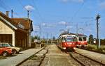 Im idyillischen Landbahnhof Niederspaching trennen sich die Lokalbahnstrecken nach Neumarkt–Kallham bzw. Peuerbach. ET 22 130/230 (ex KFBE 1294) verlässt im Sommer 1992 den Bahnhof in Richtung Peuerbach, kurz danach wird der daneben sichtbare ET 22 108 nach Neumarkt-Kallham fahren. Das hübsche Bahnhofsgebäude wurde zwischenzeitlich leider abgerissen.