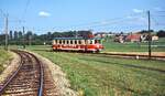 Kurz nach Verlassen des Bahnhofs Niederspaching wurde der ET 22 108 (Simmering-Graz-Pauker 1951) im Sommer 1992 auf der Fahrt nach Neumarkt-Kallham aufgenommen, im Vordergrund das Gleis nach Peuerbach. Der Triebwagen stammt von der Salzburger Lokalbahn (dort ET 32).