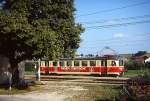 Der 1951 gebaute ET 22.108 steht im Juli 1992 abfahrbereit im Bahnhof Niederspaching.