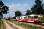 1970 übernahm Stern & Hafferl einige der 1954 von Westwaggon für die Köln-Benzelrather Eisenbahn (KFBE) gebauten Triebwagen und rüstete sie für den Einsatz auf die Linzer Lokalbahn um. Hier verläßt ET 22.135 (ex KFBE 1292) im Juli 1992 den zwischen Eferding und Linz gelegenen Haltepunkt Straß-Emling.