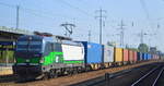 LTE Logistik- und Transport GmbH mit ELL Vectron   193 733  [NVR-Nummer: 91 80 6193 733-3 D-ELOC] und Containerzug aus Polen am 28.08.19 Bahnhof Flughafen Berlin Schönefeld.