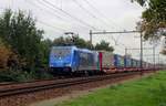 Mit ein voller Rzepin-Shuttle KLV dönnert am 14 Oktober 2020 LTE 186 942 durch Wijchen.