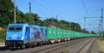 LTE Logistik und Transport GmbH, Graz [A] mit ihrer  186 943  [NVR-Nummer: 91 80 6186 943-7 D-LTE] und einem Ganzzug gleichartiger Container am 24.08.22 Durchfahrt Bahnhof Niederndodeleben.