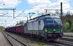 LTE Logistik- und Transport GmbH, Graz [A] mit der ELL Vectron  193 944  [NVR-Nummer: 91 80 6193 944-6 D-ELOC] und einem Ganzzug Hochbordwagen mit Plane abgedeckt am 03.05.23 Vorbeifahrt Bahnhof