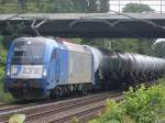 1216 910 mit einem Kesselwagenzug von Passau nach Hamburg in Hannover Limmer