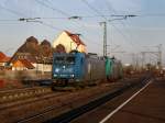 Die 185 528 mit der 185 608 im Schlepp am 12.03.2011 bei der Durchfahrt in Obertraubling.