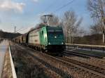 Die 185 608 mit einem Getreidezug am 25.02.2012 unterwegs bei Hausbach.