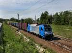 Die 1216 910 mit einem Containerzug am 18.05.2012 unterwegs bei Wernstein.