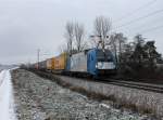 Die 1216 910 mit einem KLV-Zug am 12.01.2013 unterwegs bei Langenisarhofen.