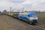 2016.921 und ES64U2-061 bringen einen Containerzug von Himberg kommend Richtung Hegyeshlom.