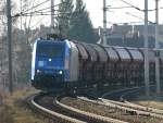 185 529 (Michaela) bei der Einfahrt in den Bahnhof Wels am 10.Februar 07