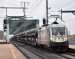 Das Highlight schlechthin: 1047 504  Haydn  befrderte am 4.11.2009 einen uerst lange Gterzug mit nagelneuen Autos ber die Stadlauer Brcke.