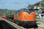 Die 221 134 steht nit einem Ganzschotterzug am 8.4. im Umweltbahnhof Bullay (DB). Mglichkeiten: der Schotter dient schon der Auskleidung es neuen Kaiser-Wilhelm-Tunnels oder Mgl.2: Da dieses Wochenende bei Bullay einige Weichen erneuert werden mssen, wird auch das Schotterbett erneuert, wofr man aber beileibe keine solchen Mengen bruchte.

Bullay, der 8.4.11