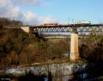 RTS Rail Swietelsky 2016 908-3 mit Bauzug STRABAG Richtung Regensburg, KBS 880 Nrnberg - Passau, fotografiert auf der Laaberbrcke bei Beratzhausen am 19.12.2011    