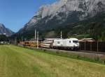 Die 2016 908 mit einem Weichentransportzug am 18.08.2012 unterwegs bei Pfarrwerfen.